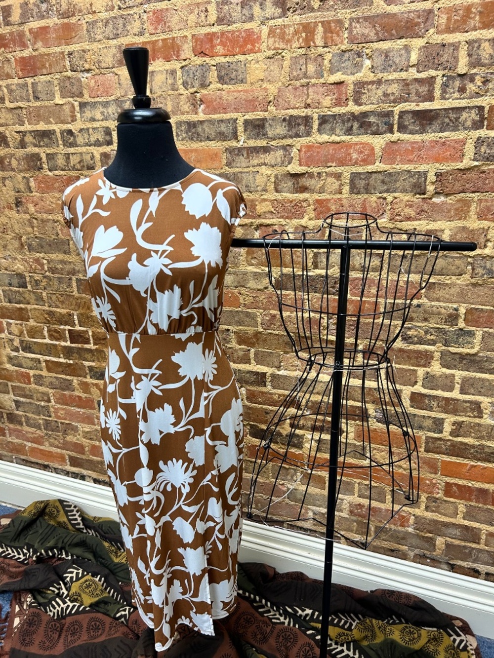 Dress - Picture 3 of 7